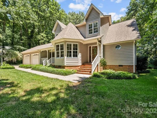 1057 Red Bird Ct, Randleman, NC 27317