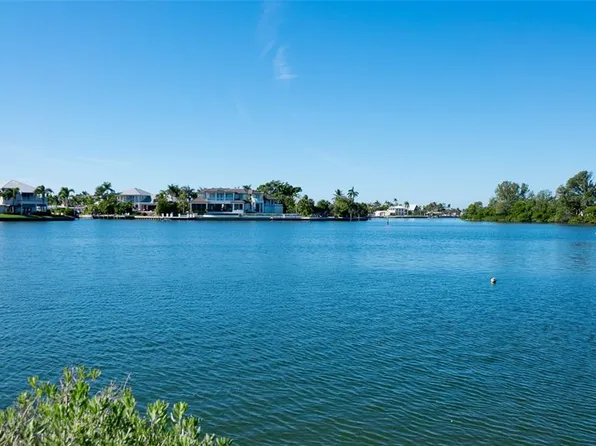 627 Concord Ln, Holmes Beach, FL 34217