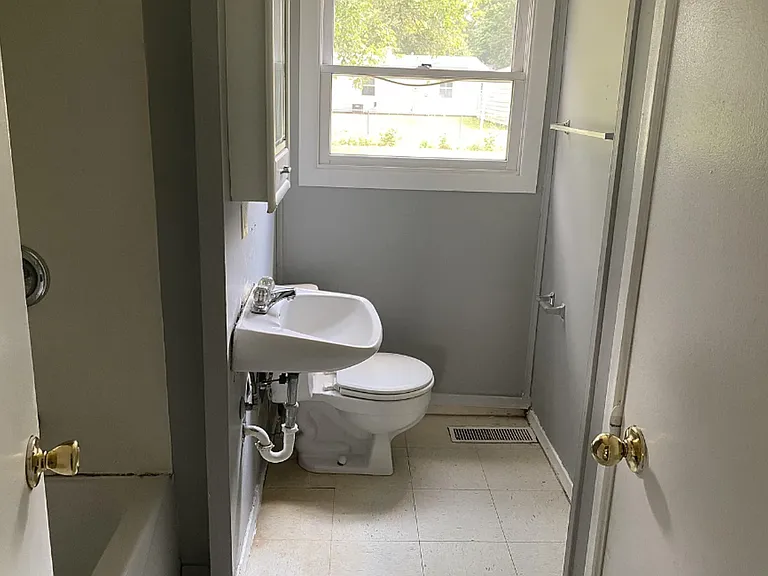 2013 Greendale Dr — Photo 8