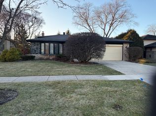 7700 Appletree Ln, Willowbrook, IL 60527