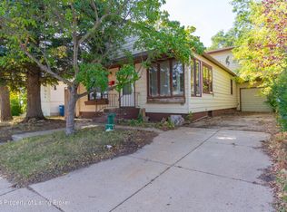 37 8th Ave W, Dickinson, ND 58601