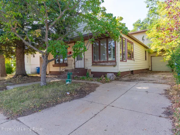37 8th Ave W, Dickinson, ND 58601