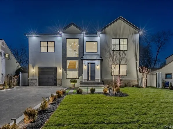 19 Mead Ln, Westbury, NY 11590