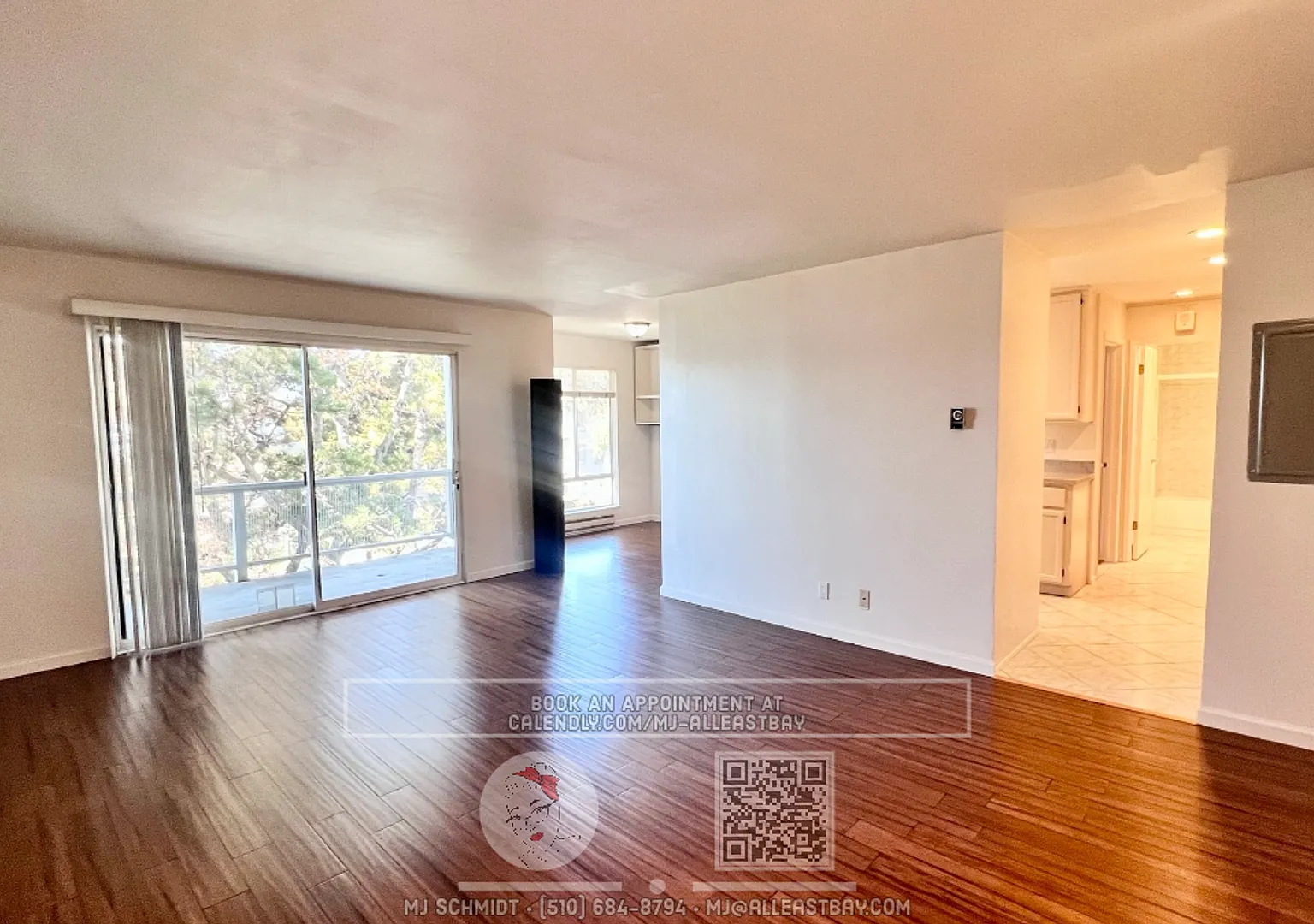 Beautiful large 1 bedroom with Hardwood laminate floors, parking and water view! — Photo 1