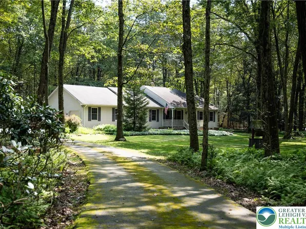 221 Hemlock Dr, Long Pond, PA 18334