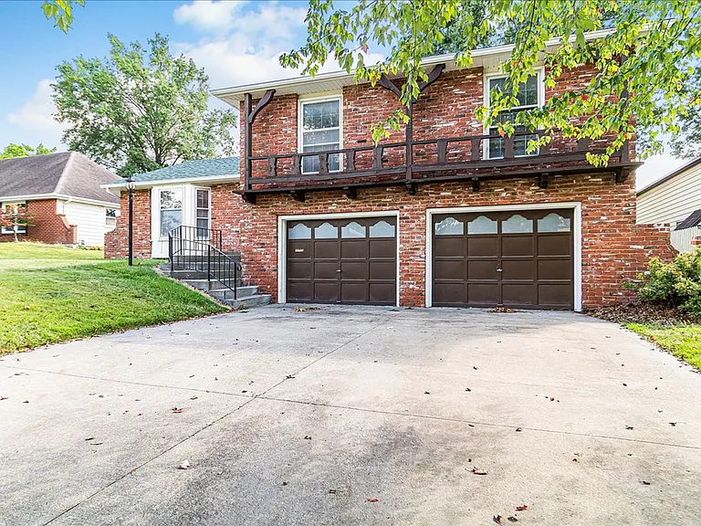 318 Goodrich Dr — Photo 2
