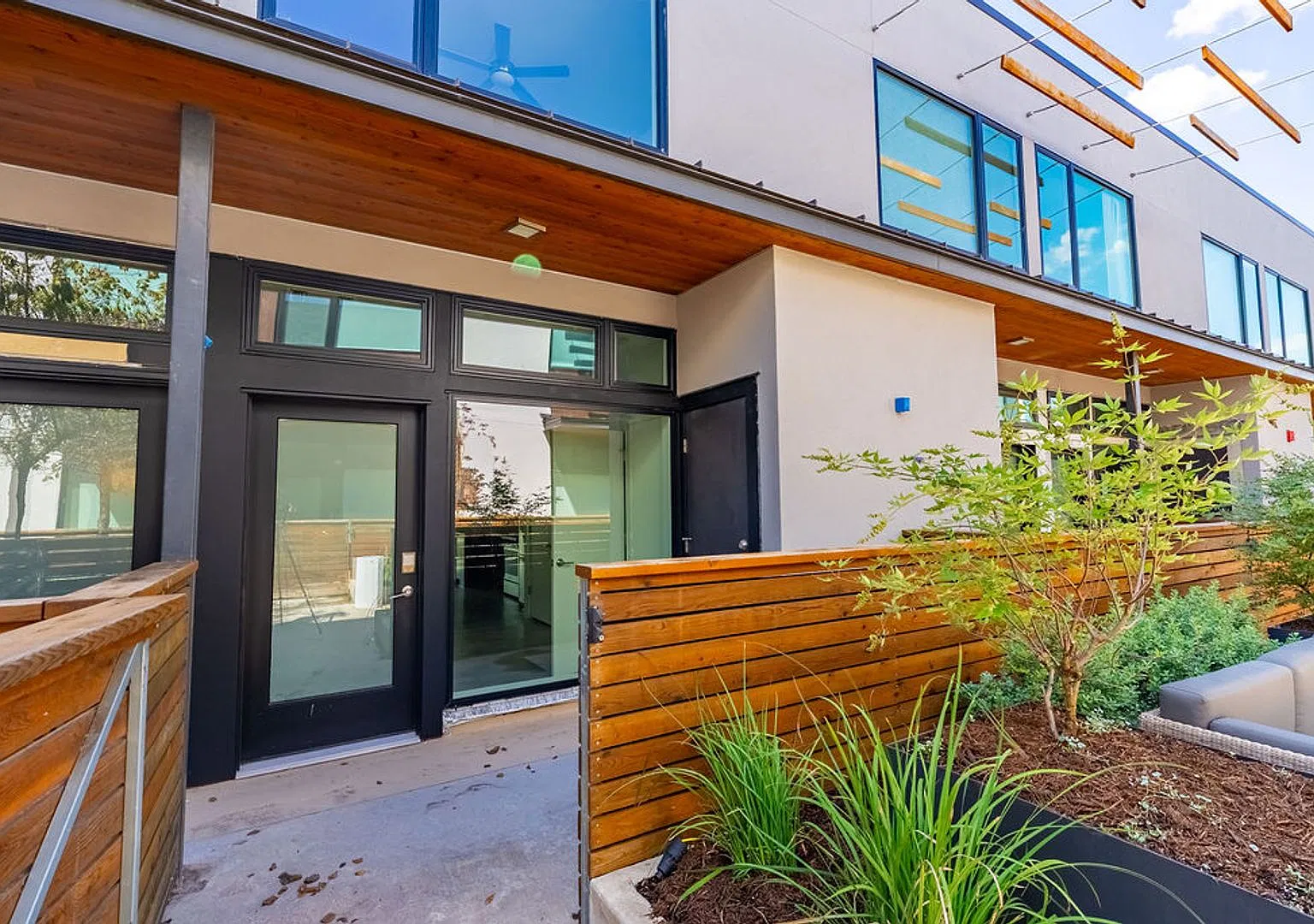 Beautiful 1 bedroom, 1.5 bathroom home in Central East Austin! — Photo 1