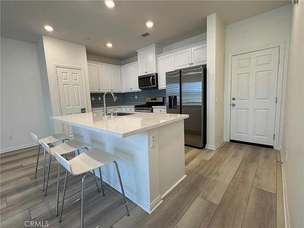 3 bed, 2.5 bath, 1455 sqft, $3,100 — Photo 4
