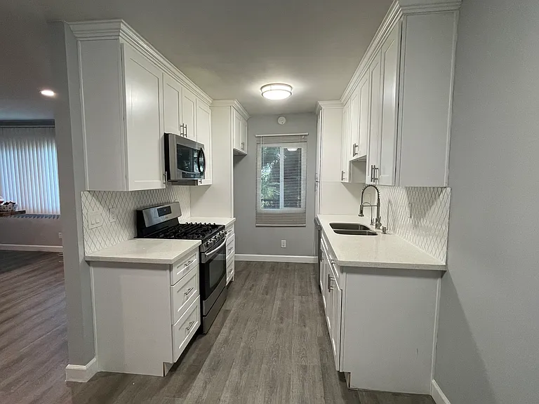 8800 Cedros Ave — Photo 12