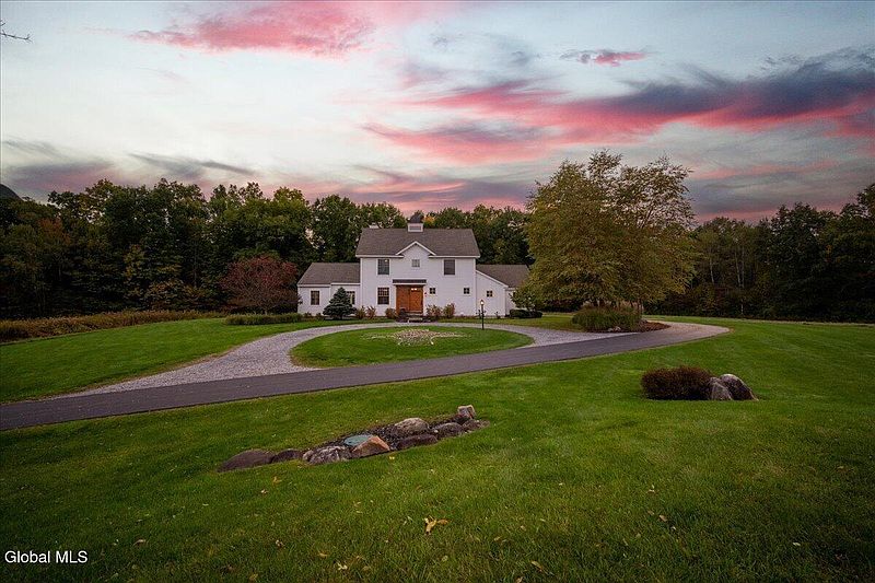 3rd image of 13 Saratoga Farm Road