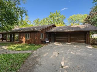 912 E 2nd St, Vinton, IA 52349