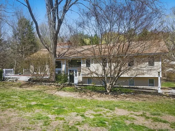 61 1/2 Heald St, Pepperell, MA 01463