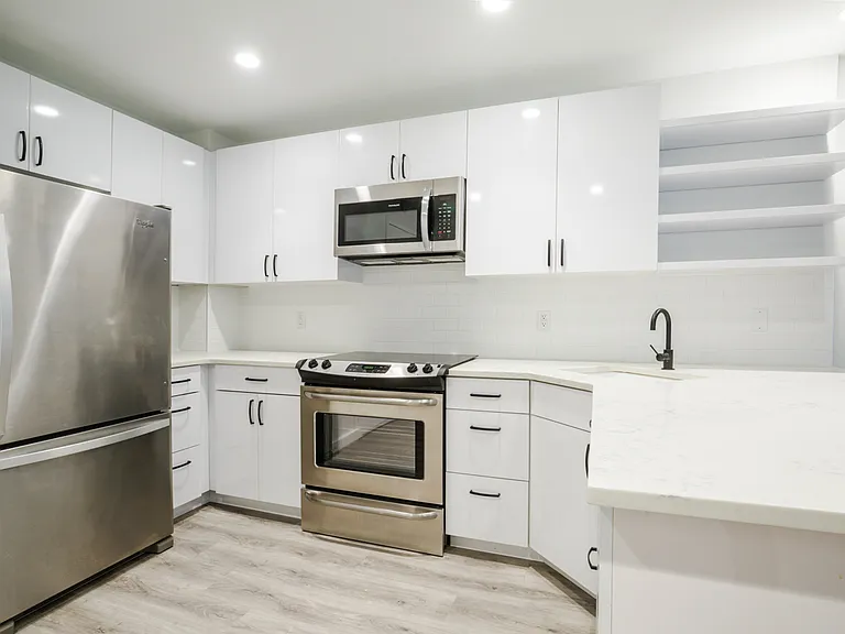 387 Manhattan Ave #2D — Photo 3