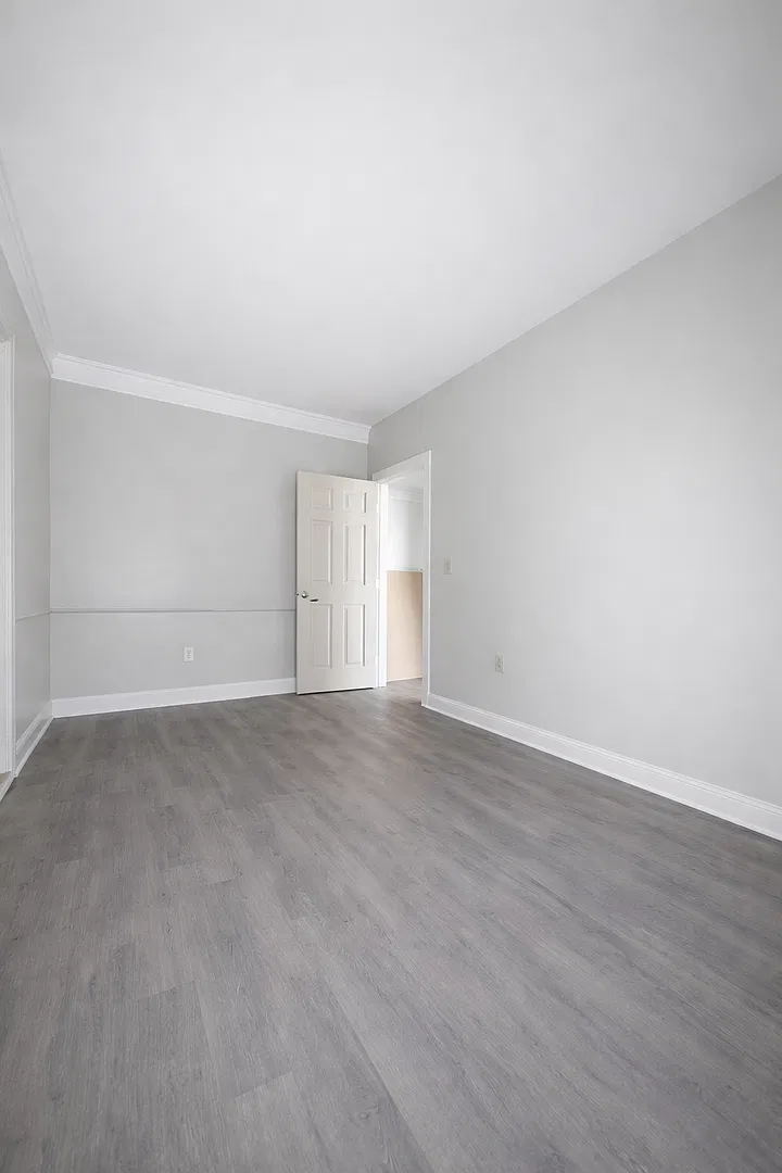 In town, spacious one bedroom with parking and pets OK! Washer dryer hookups. — Photo 2