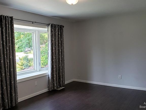 4th image of 2418 Faye Dr