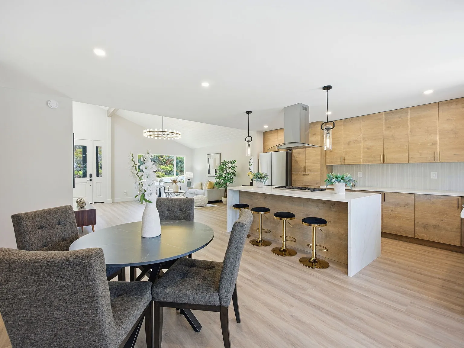 4 bed, 2050 sqft, $5,800 — Photo 4