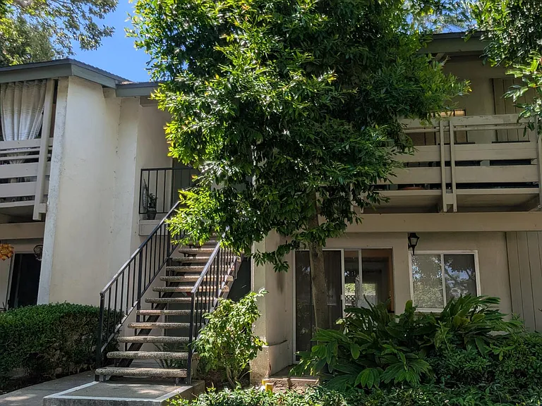 23732 Hillhurst Dr #49 — Photo 9