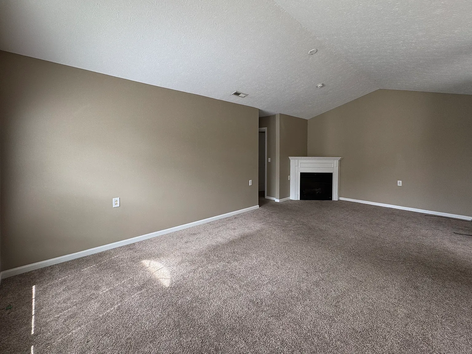 3 bed, 2.0 bath, 1256 sqft, $1,400 — Photo 4