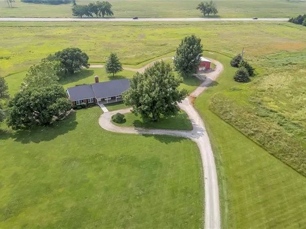 28210 Hedge Ln, Paola, KS 66071