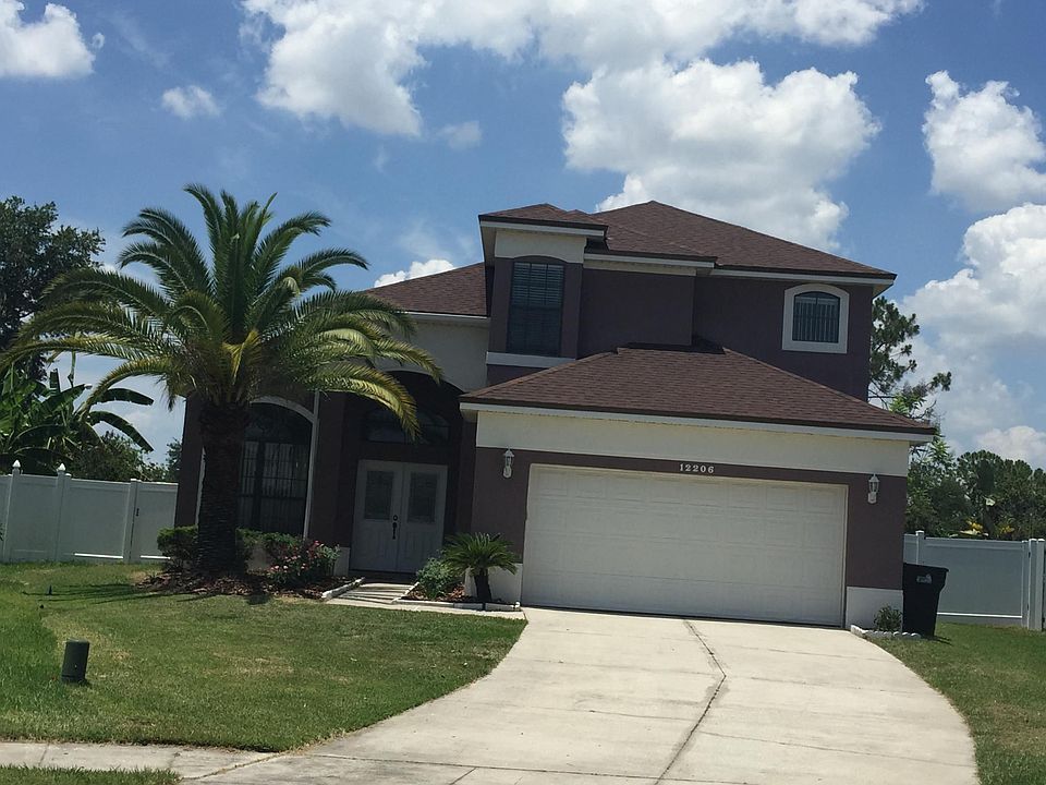 Beautiful 4 bed/3bath fence in house