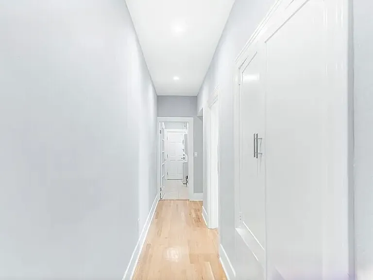 549 N Windsor Blvd — Photo 7