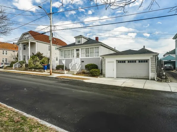 58 Oaklawn St, New Bedford, MA 02744