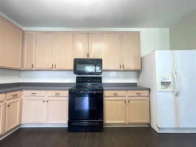 4412 Woodstock Dr — Photo 8