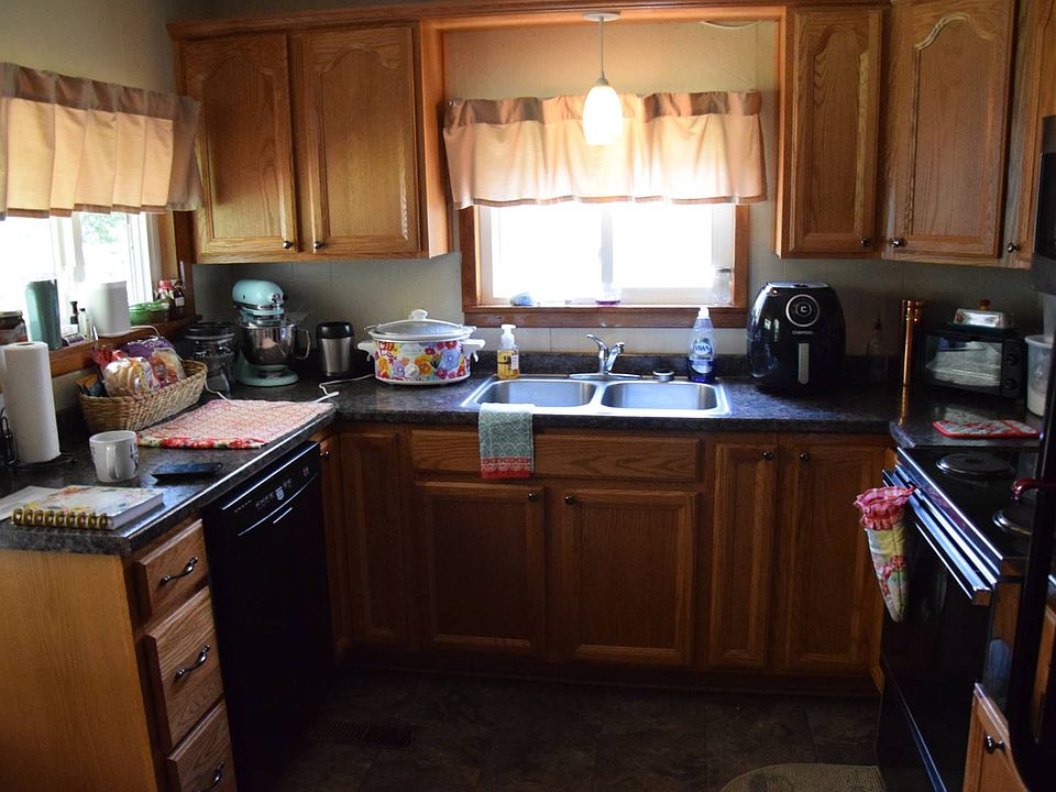 2nd image of 71581 Main St