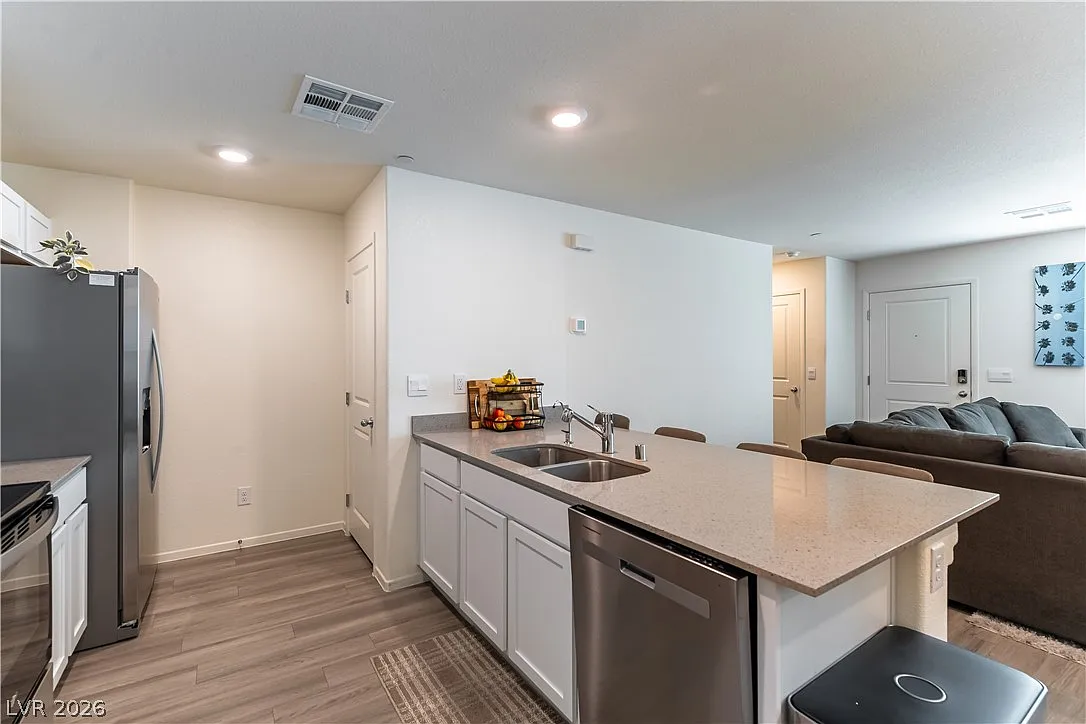 3 bed, 2.5 bath, 1281 sqft, $2,195 — Photo 3