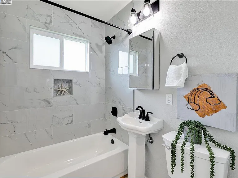 1827 Bandoni Ave — Photo 31