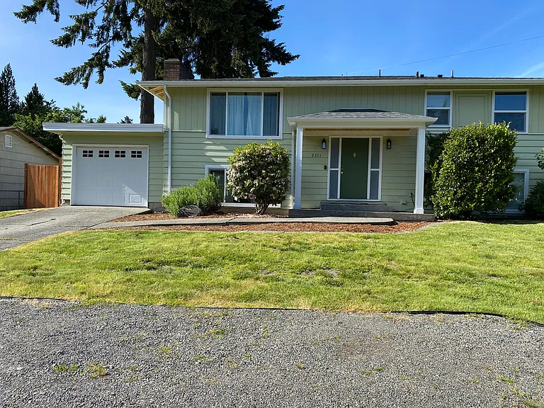 2311 Oak Dr — Photo 2