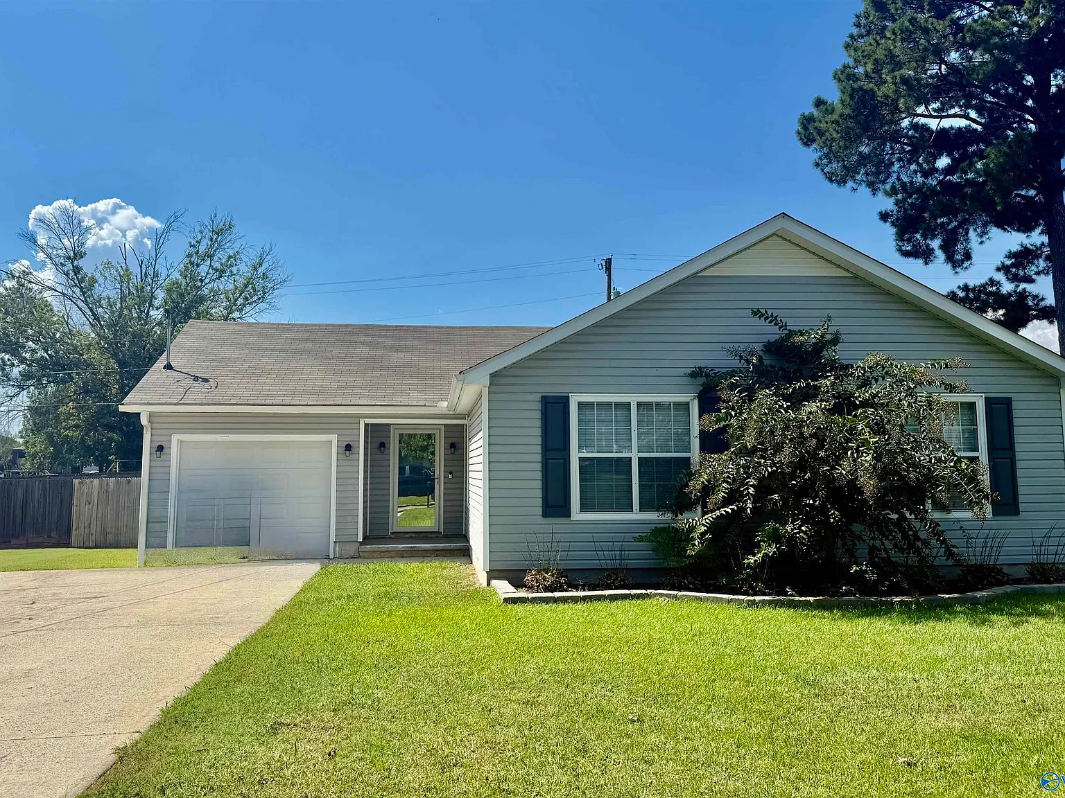3 bed, 2.0 bath, 1200 sqft, $1,350 — Photo 1