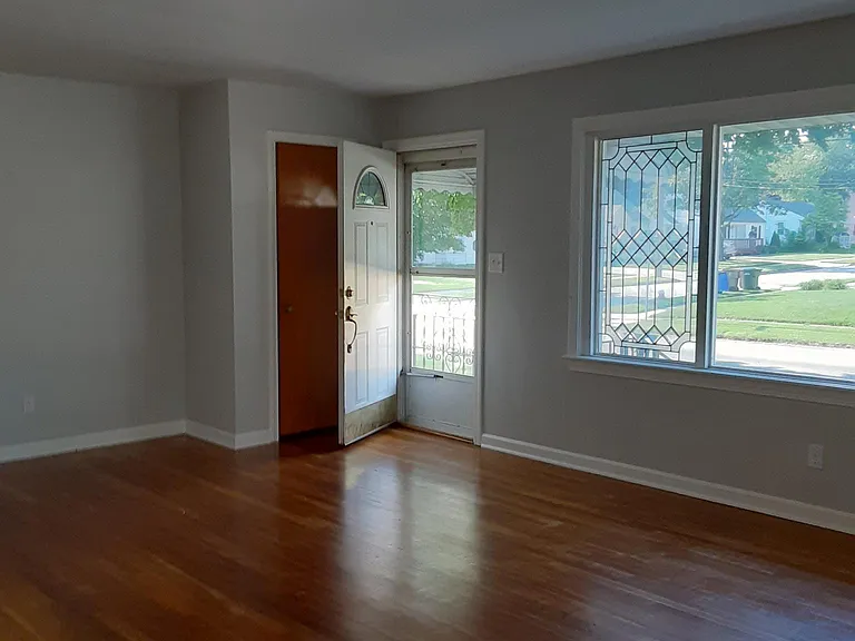 1130 Phelps Ave — Photo 4