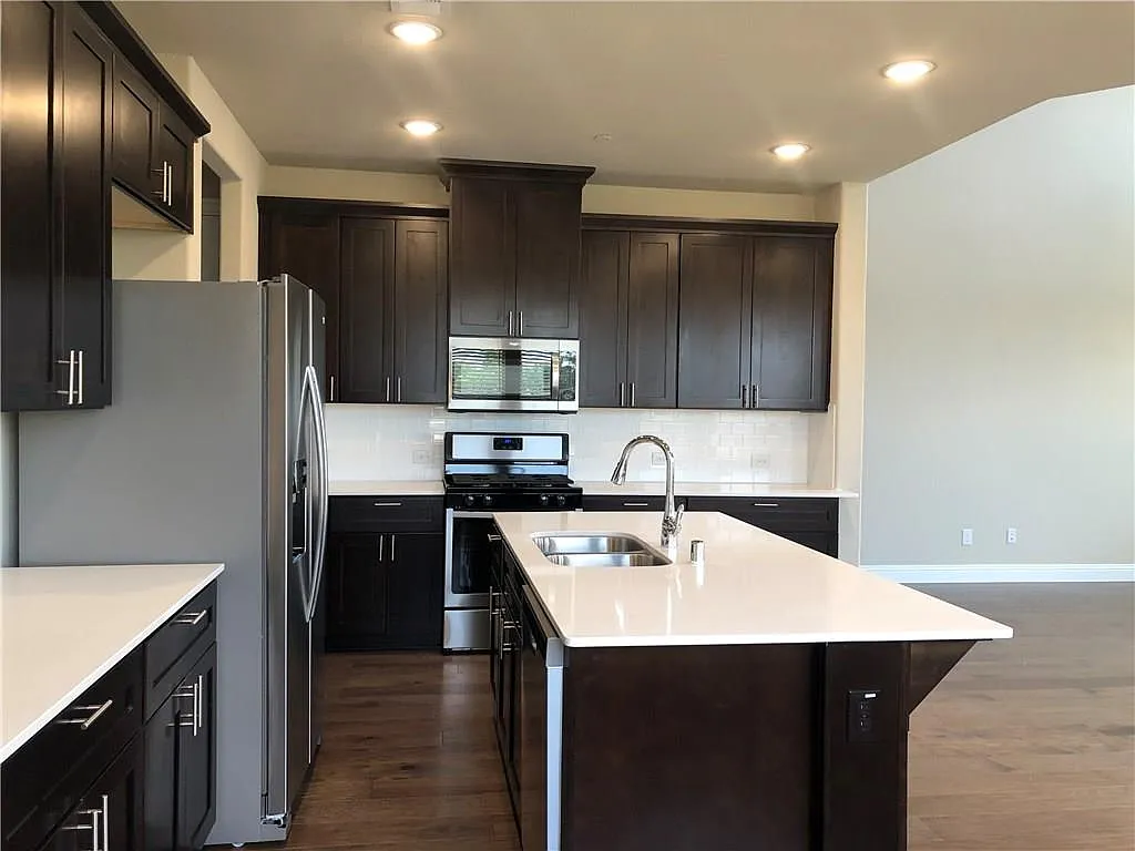 3 bed, 2.5 bath, 1975 sqft, $3,095 — Photo 2