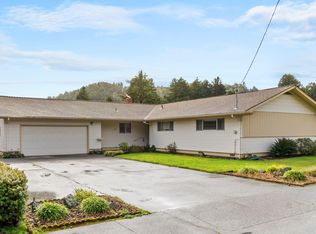 1096 Riverside Dr, Rio Dell, CA 95562