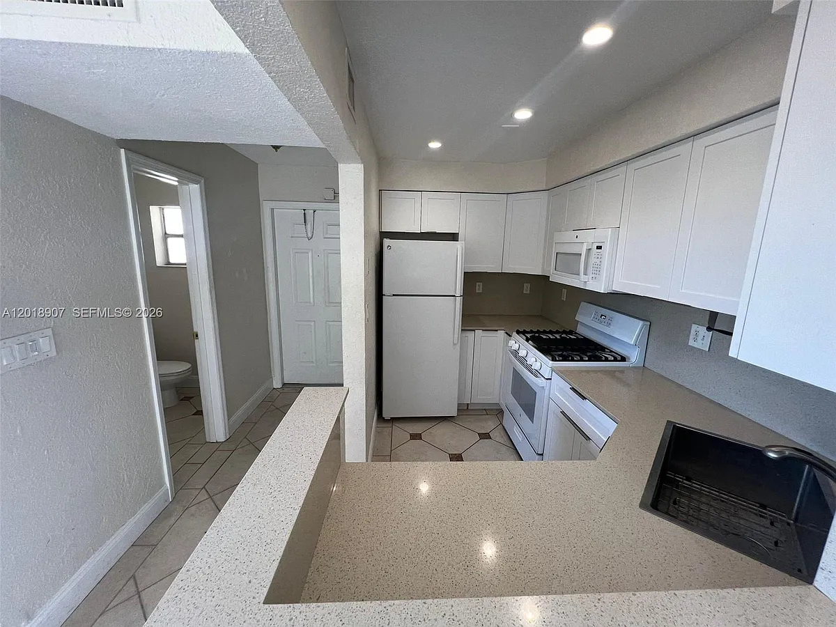 Building Photo - 8600 SW 67th Ave #938