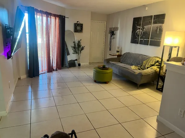 150 Santa Clara Dr APT 5, Naples, FL 34104