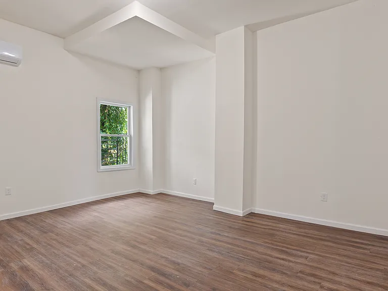 212 N Clinton Ave — Photo 9