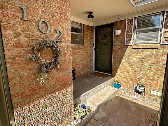 2nd image of 102 W 9th Dr