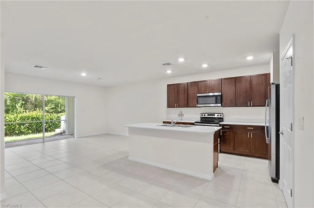 3 bed, 2.5 bath, 1582 sqft, $2,650 — Photo 2