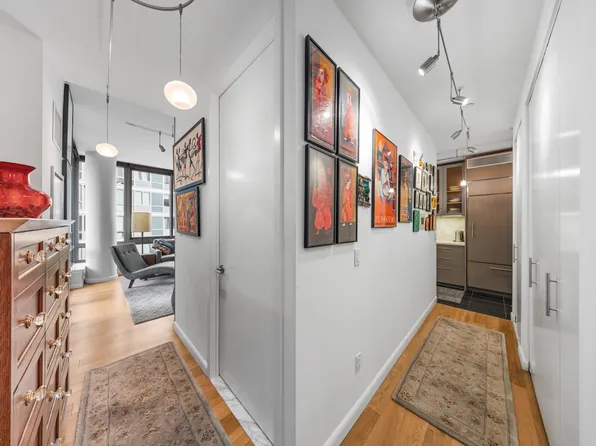 46-30 Center Boulevard image 10 of 31