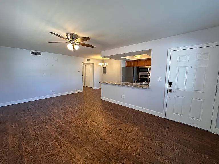 2826 Dupont St S #1 — Photo 4