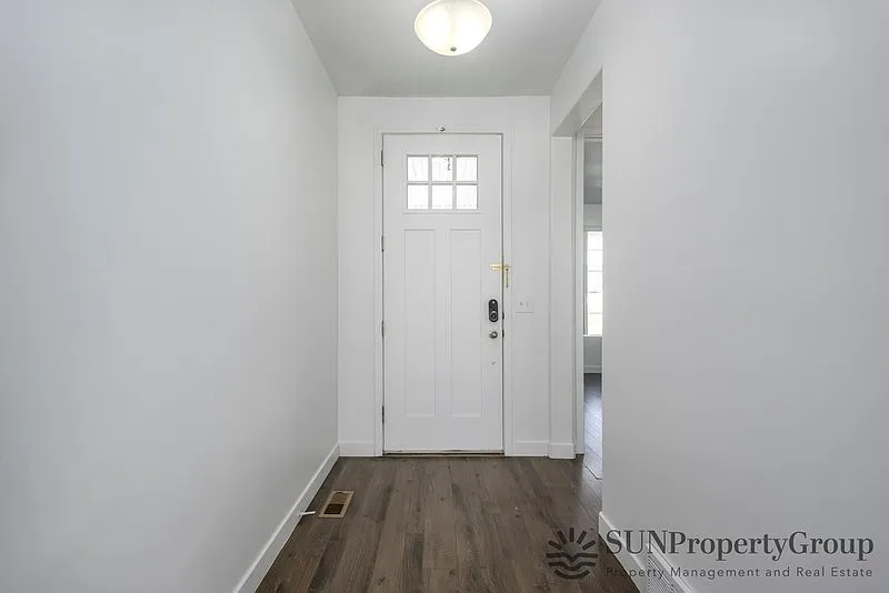 Beautiful Updated Home In Great South Jordan Locat — Photo 2