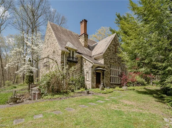 8061 Chagrin Rd, Chagrin Falls, OH 44023