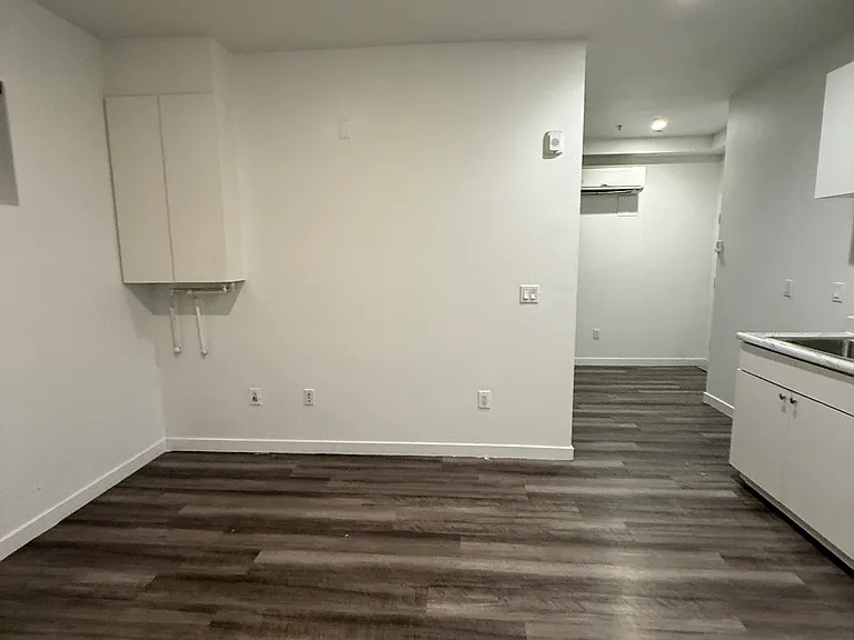 933 E Vernon Ave #8 — Photo 5