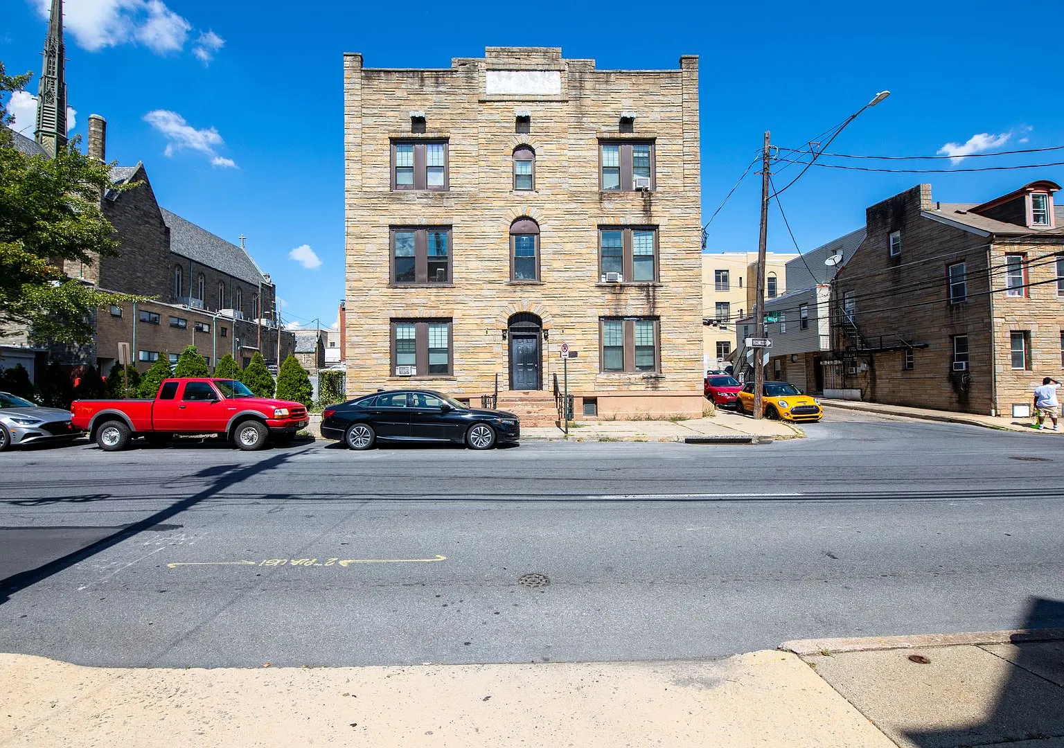 439 W Walnut St — Photo 1