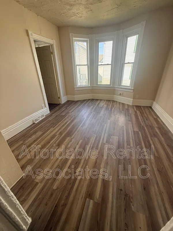 2 bed, 1.0 bath, $811 — Photo 4