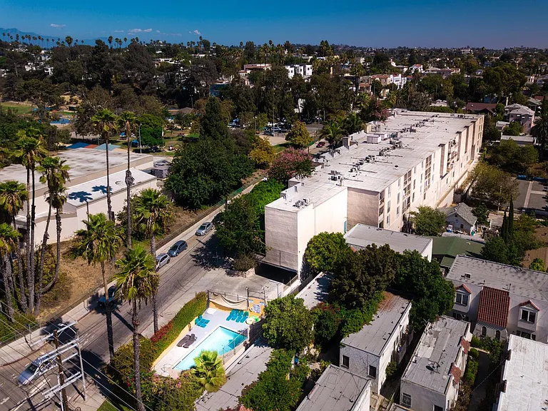 Marathon Apartments — Photo 18