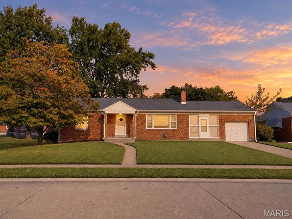 3 Locust Dr, Florissant, MO 63031