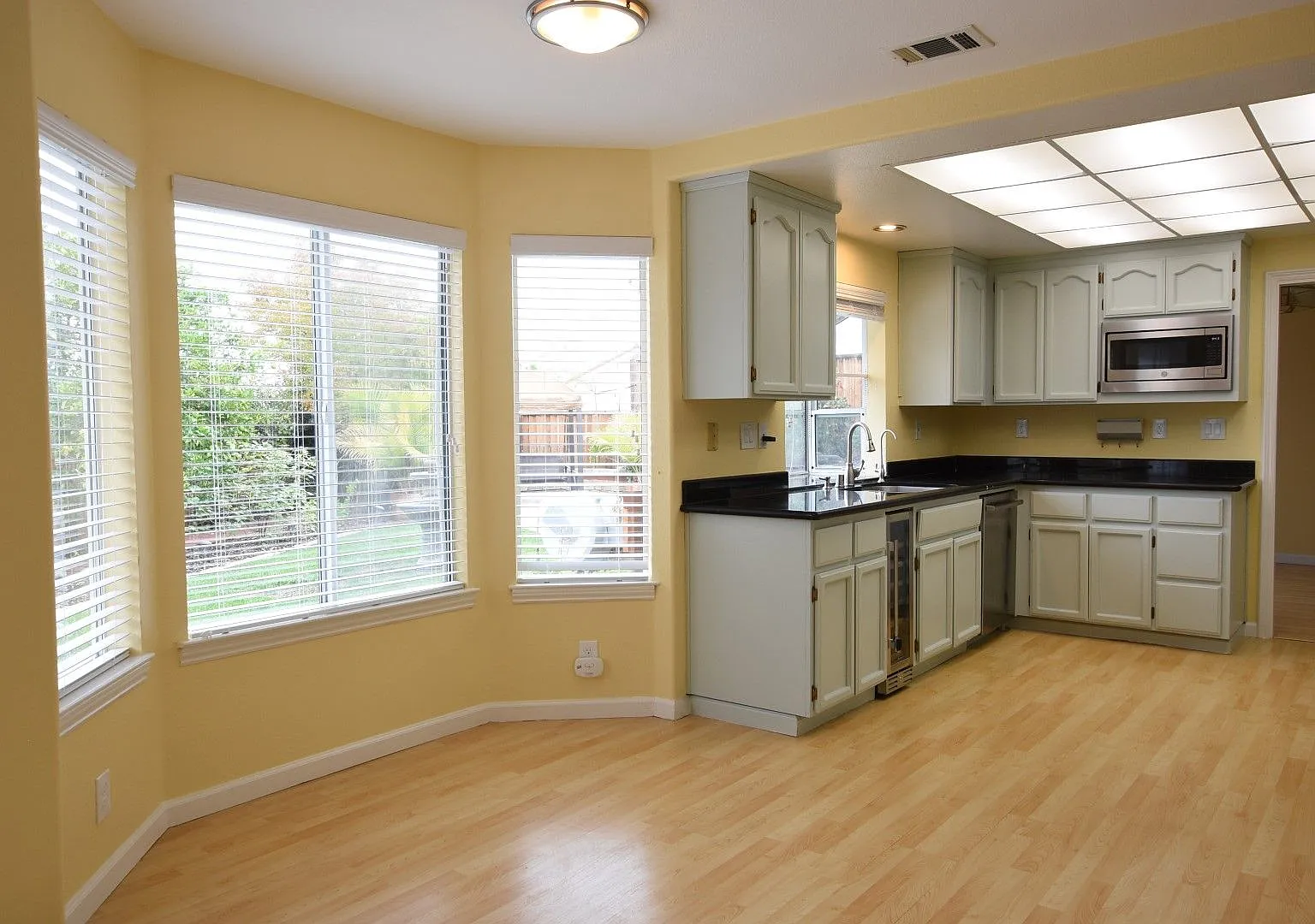 Beautiful 4 Bedroom 3 Bath Evergreen Home with Stunning Spacious Backyard! — Photo 3